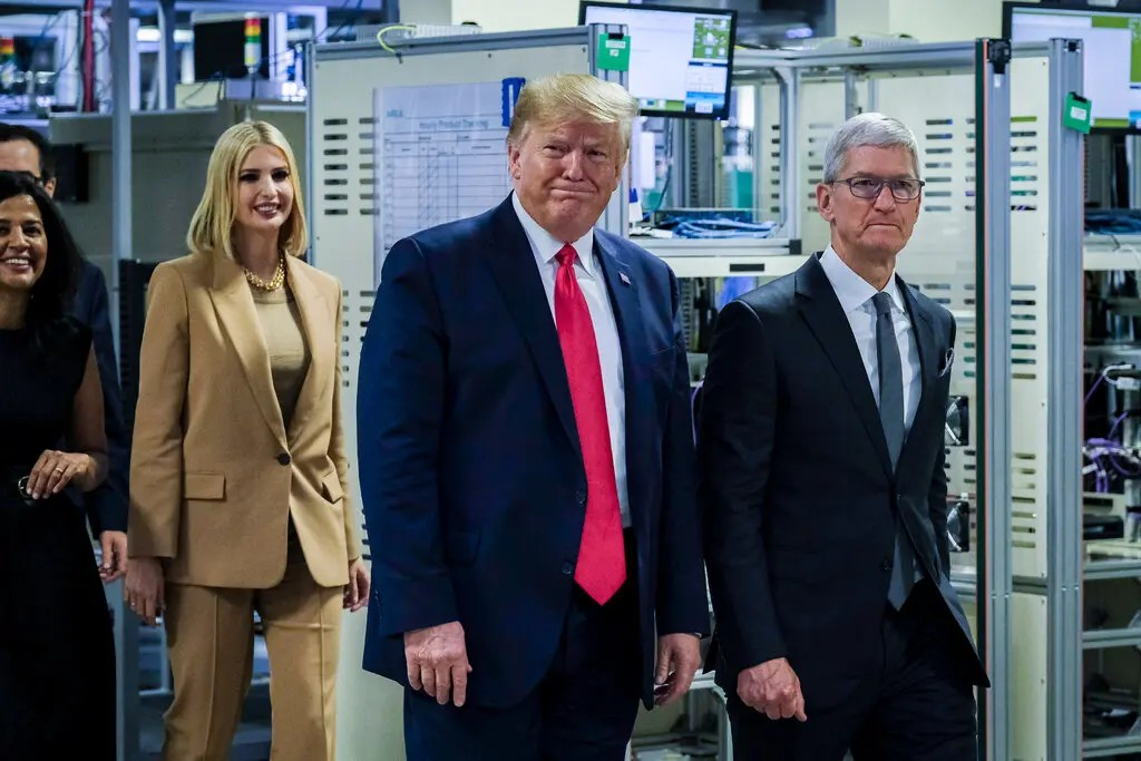 Ông Trump 'mượn' Jensen Huang để châm chọc Tim Cook