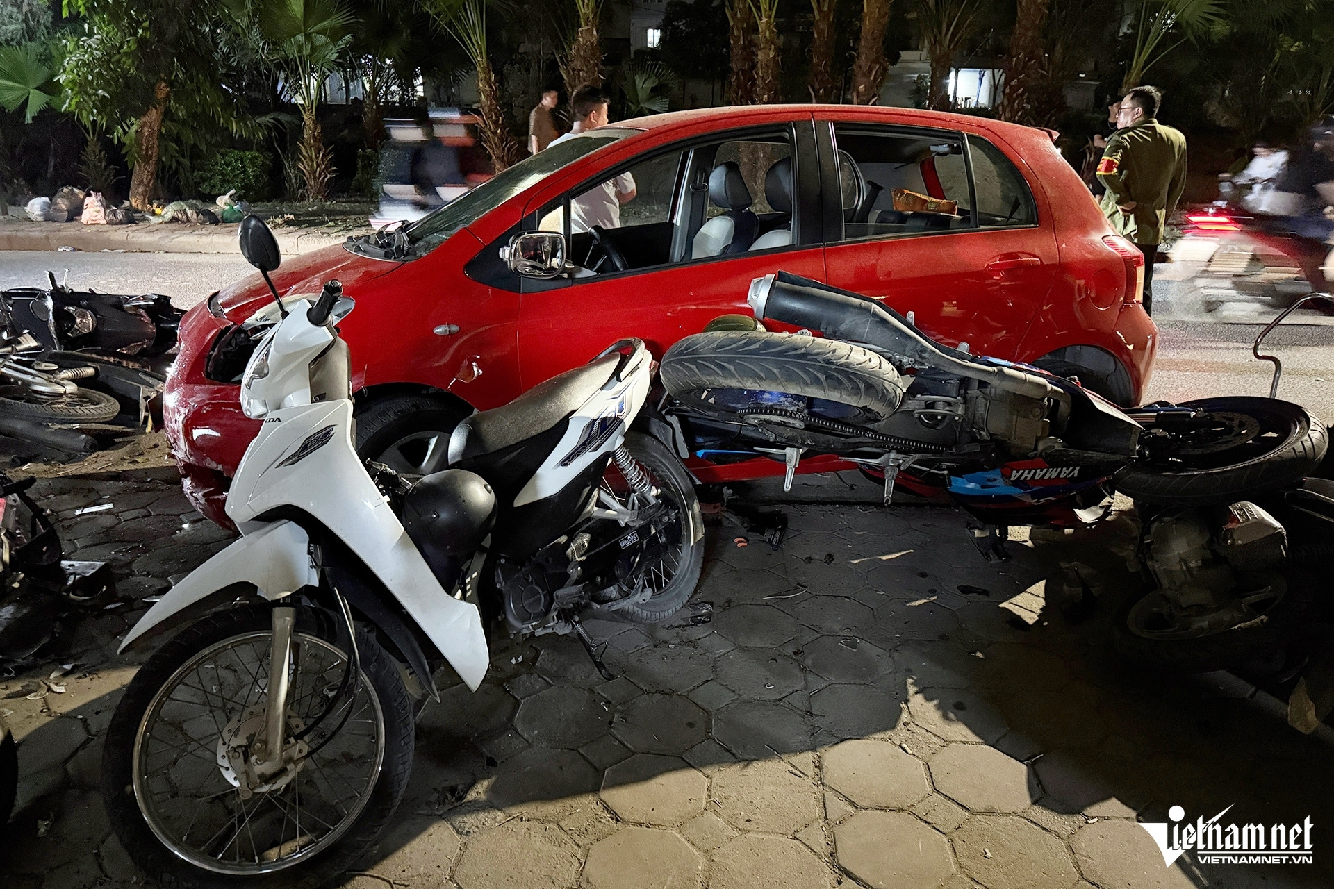 Từ vụ ô tô tông liên hoàn 6 xe máy: Người gây tai nạn có được rời hiện trường?