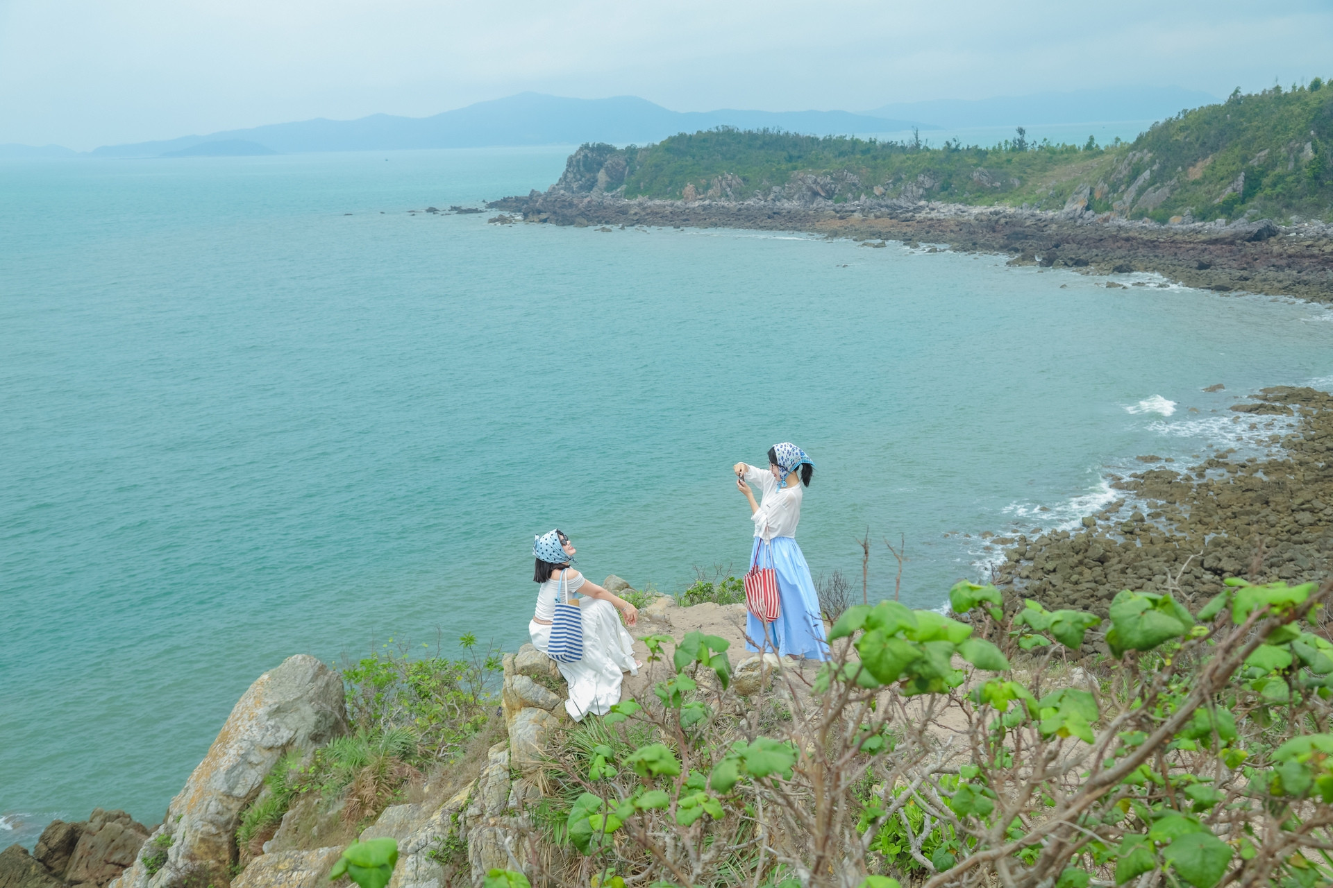 'Viên ngọc xanh giữa lòng vịnh' ở Quảng Ninh có cảnh siêu đẹp, đặc sản tiến vua