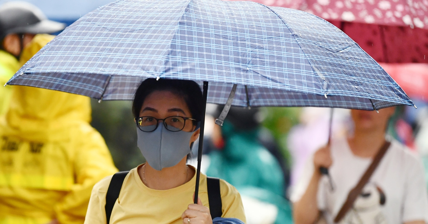 Dự báo thời tiết 16/5/2025: Mưa lớn cục bộ tiếp diễn ở miền Bắc, Nam Bộ 35 độ