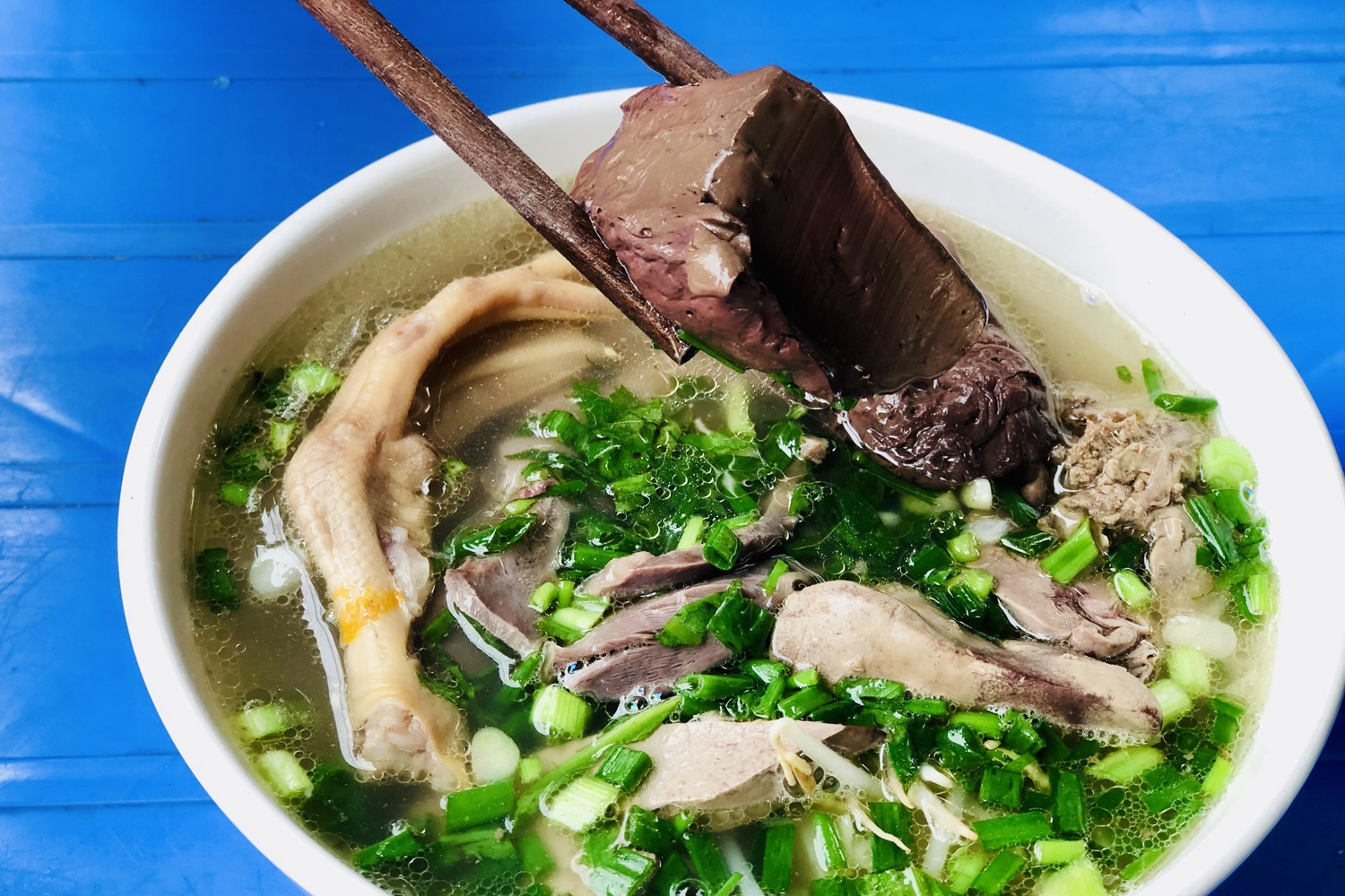 5 không khi ăn tiết lợn luộc