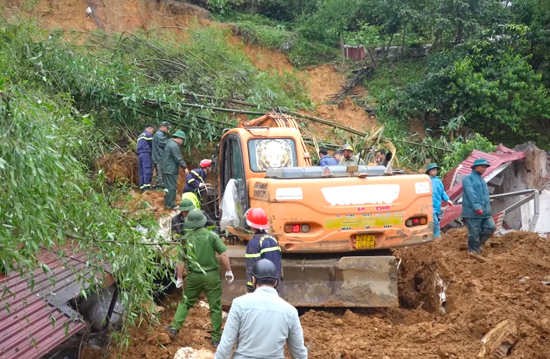 Bản tin trưa 15/5: Sạt lở đất vùi lấp căn nhà ở Sa Pa, người phụ nữ tử vong