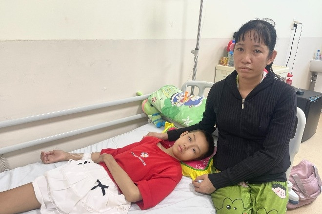 Bé gái ung thư xương bị mất một chân, mong có tiền để được lắp chân giả