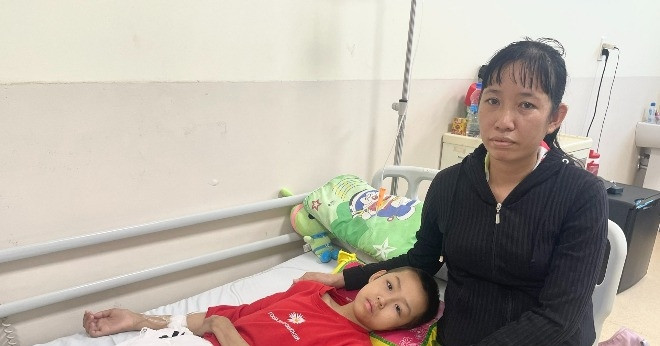 Bé gái ung thư xương bị mất một chân, mong có tiền để được lắp chân giả