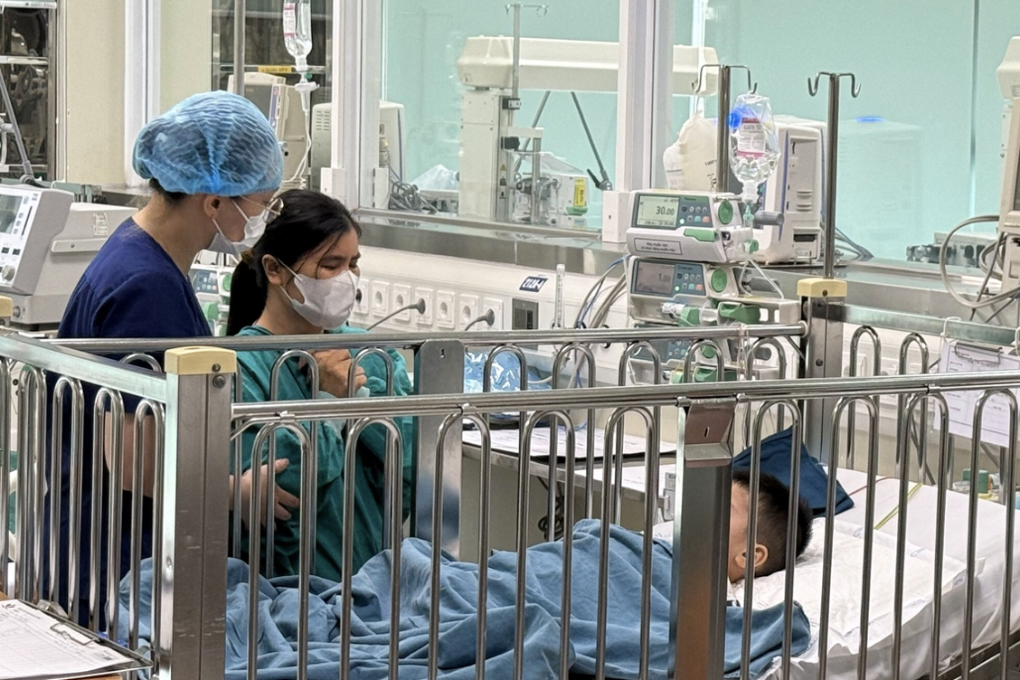 Bé trai trong vụ BVĐK tỉnh Nam Định bị tố 'nộp đủ tiền mới cấp cứu' xuất viện