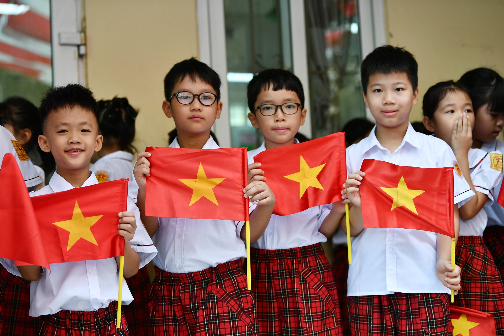 Bộ Chính trị yêu cầu có chính sách hỗ trợ phụ nữ sinh 2 con trước 35 tuổi