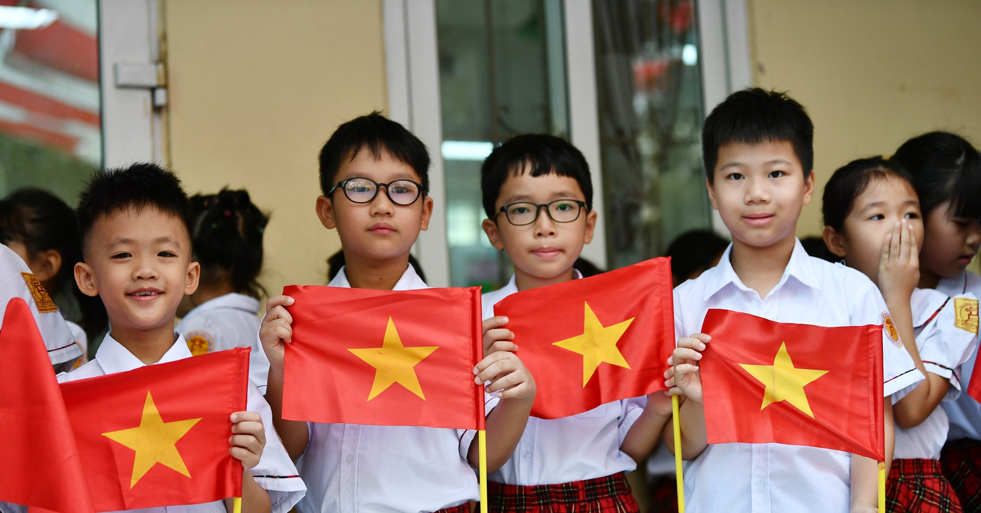 Bộ Chính trị yêu cầu có chính sách hỗ trợ phụ nữ sinh 2 con trước 35 tuổi