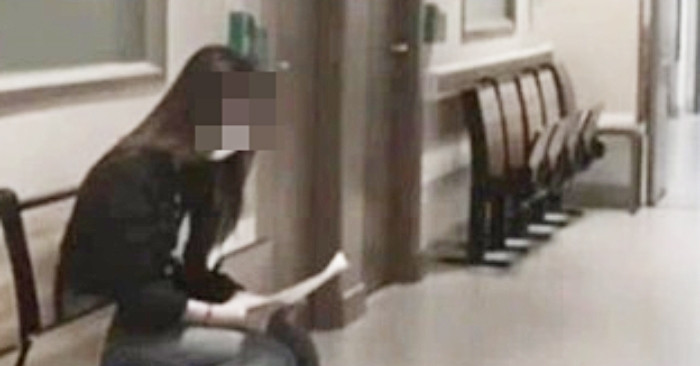 Cô gái bật khóc bên hành lang viện khi nhận kết quả, "chỉ nghĩ áp lực công việc"