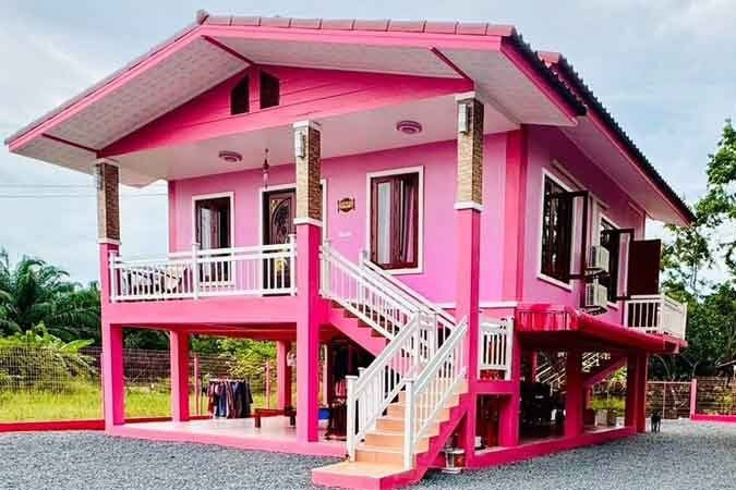 Cô gái xây ngôi nhà màu hồng mơ ước, đưa mẹ và bà ngoại đến ở cùng