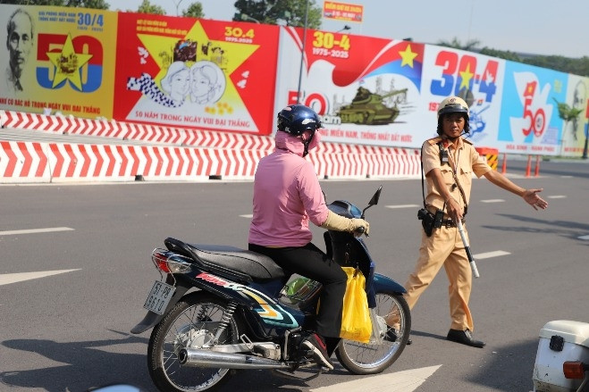 CSGT 'chốt' trước cổng vào ga T3 Tân Sơn Nhất, người dân lúng túng tìm đường mới