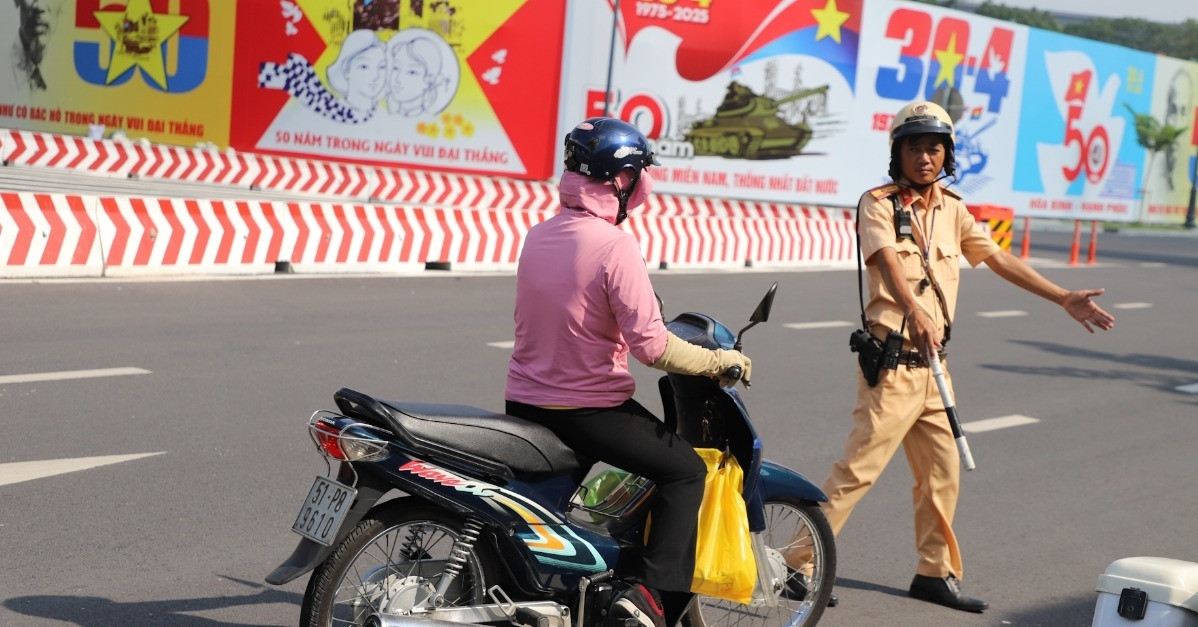 CSGT "chốt" trước cổng vào ga T3 Tân Sơn Nhất, ...