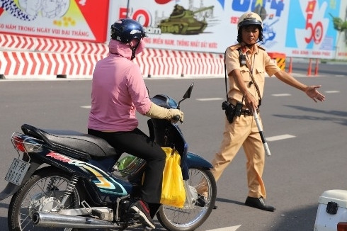 CSGT 'chốt' trước cổng vào ga T3 Tân Sơn Nhất, người dân lúng túng tìm đường mới