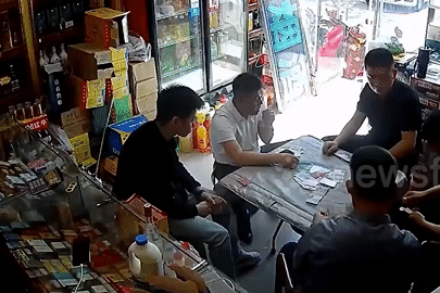 Ô tô lùi đâm xuyên cửa kính, 5 người đàn ông chạy tán loạn trong cửa hàng