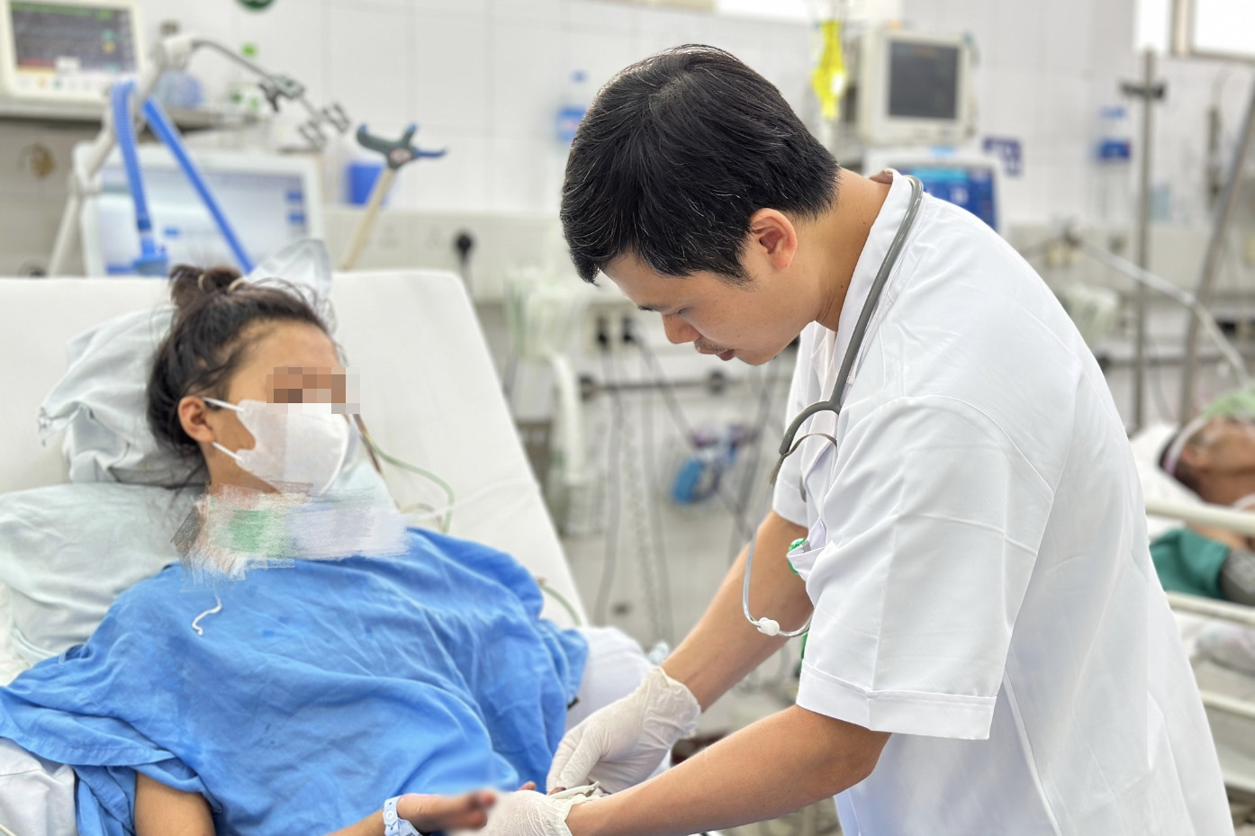 Điều kỳ diệu với cô gái bên vực tử thần, người nhà xin về, bác sĩ quyết giữ lại