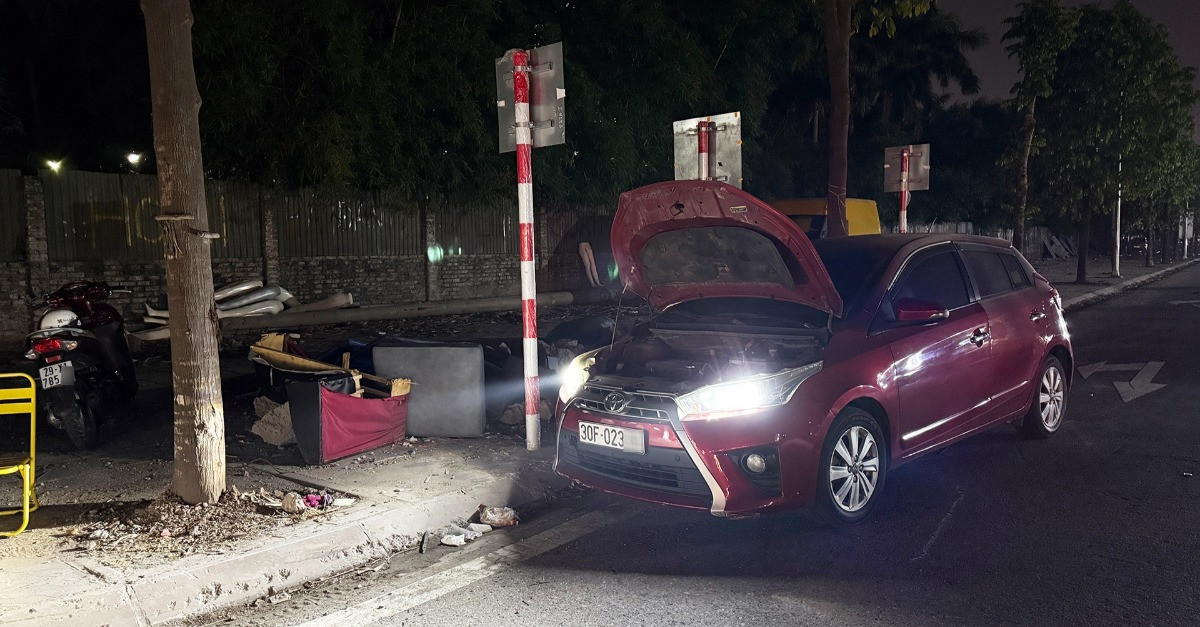 Công an Hà Nội truy tìm tài xế ô tô cháy bất thường sau khi tông xe máy