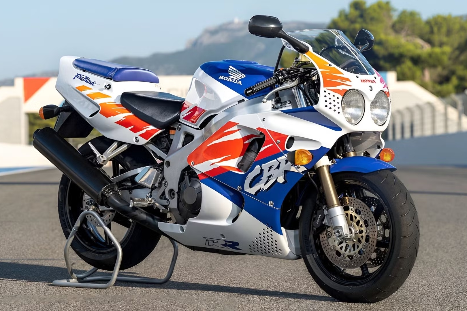 Honda CBR900RR.avif