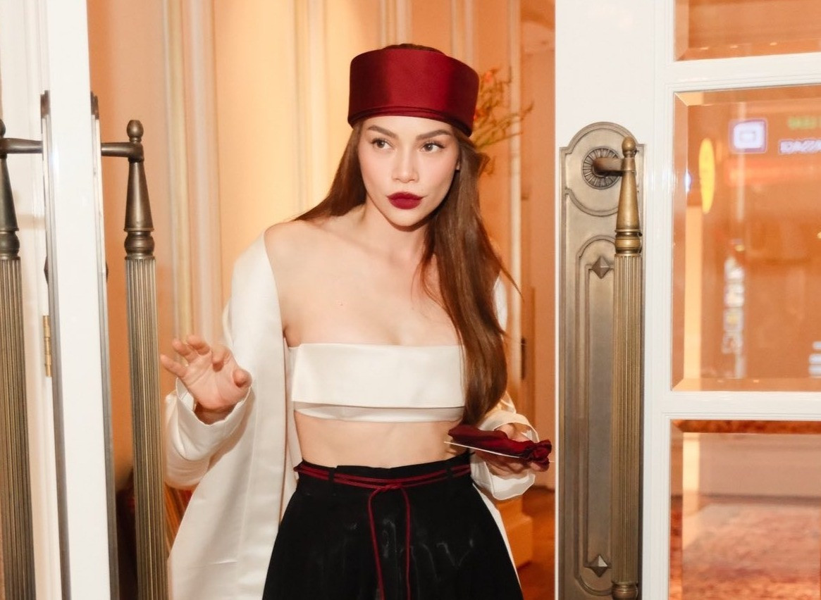 Hồ Ngọc Hà mặc trang phục lạ mắt, Mạnh Trường quá trẻ so với tuổi 40