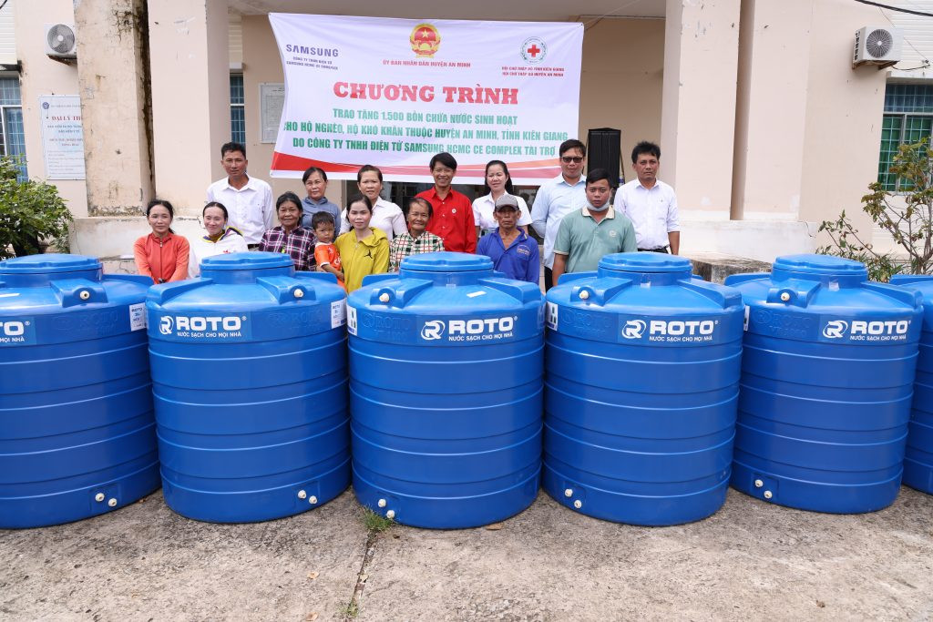 Người dân Kiên Giang vui mừng nhận bồn chứa nước sinh hoạt do Samsung trao tặng (1).jpg