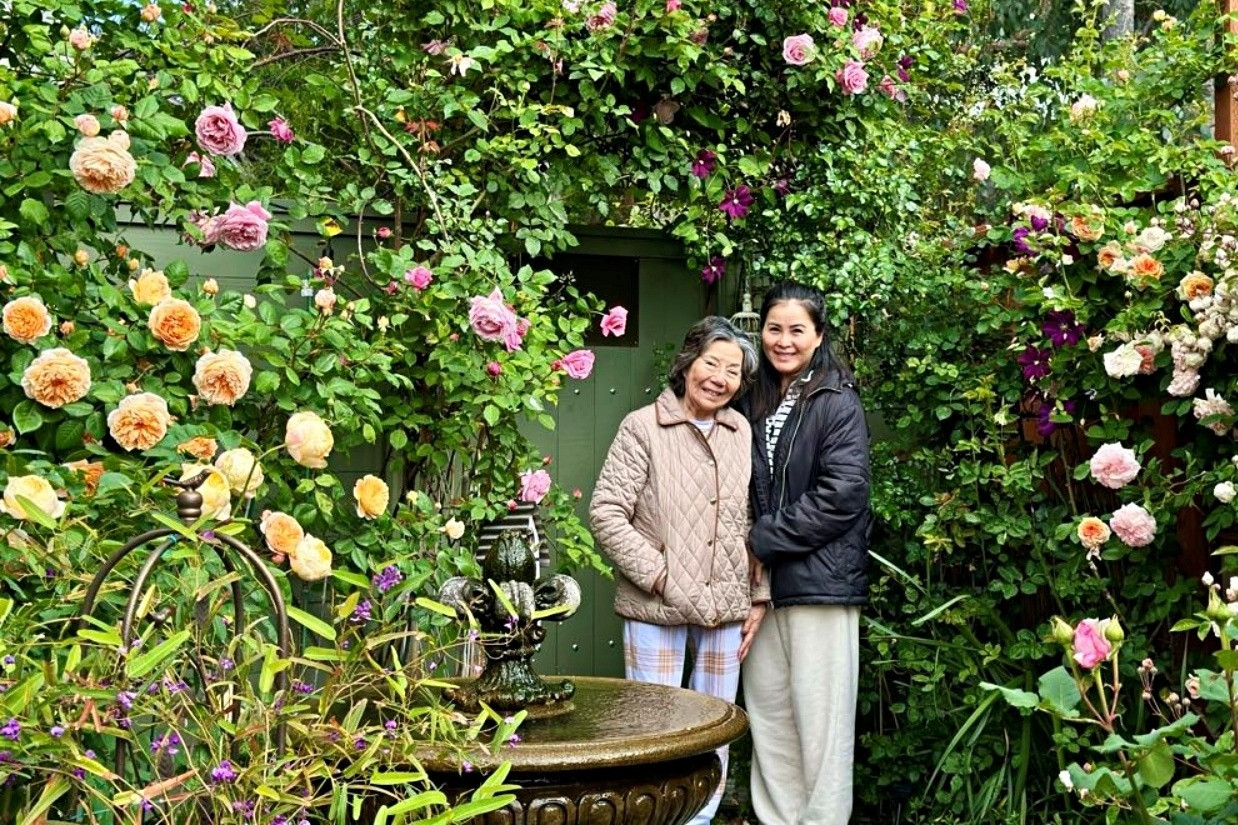 Người phụ nữ Việt ở Mỹ trồng vườn hoa hồng rực rỡ, mong tìm lại nụ cười của mẹ