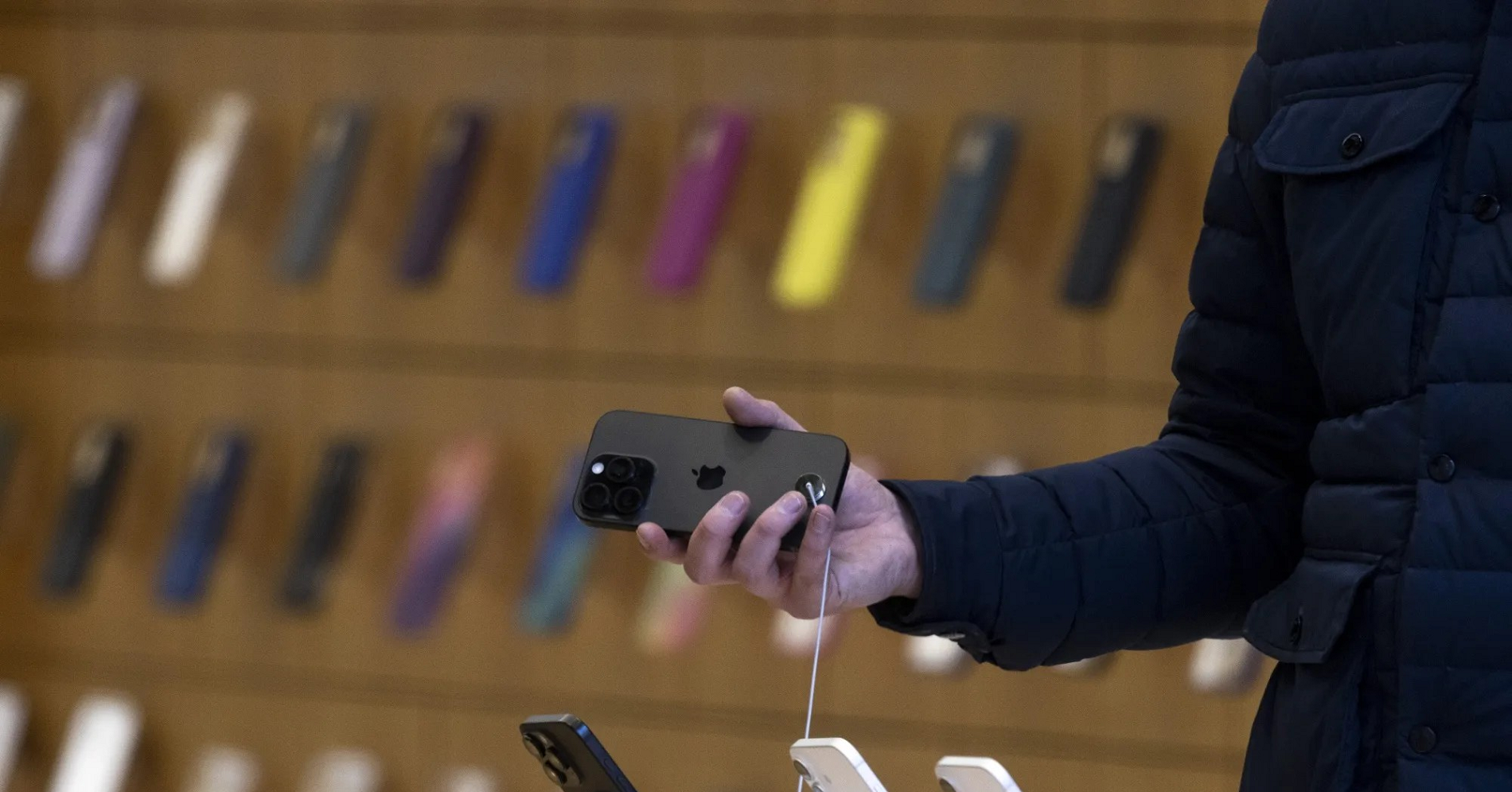 Ông Trump nói ‘có chút vấn đề’ với CEO Apple