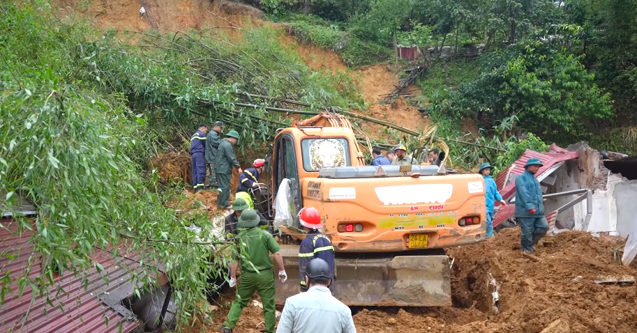 Sạt lở đất vùi lấp căn nhà ở Sa Pa, người phụ nữ tử vong