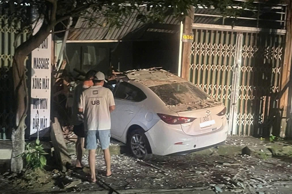 Tài xế xe Mazda biển số Hà Nội va chạm xe Lexus rồi húc thẳng vào nhà dân