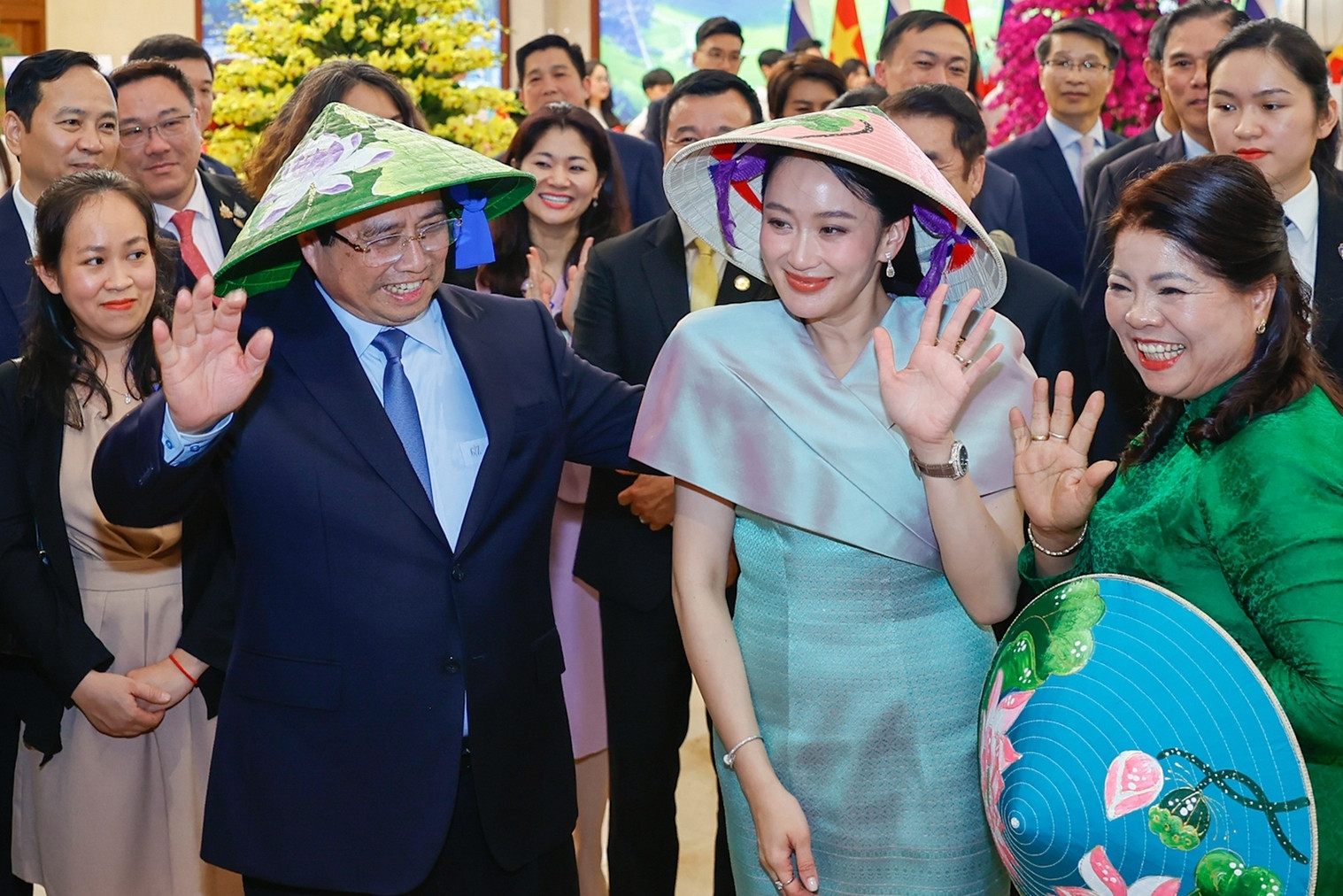 Thủ tướng Phạm Minh Chính và Thủ tướng Thái Lan thưởng lãm sản phẩm thủ công