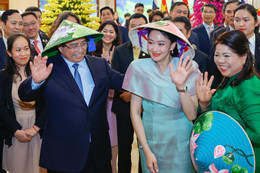 Thủ tướng Phạm Minh Chính và Thủ tướng Thái Lan thưởng lãm sản phẩm thủ công