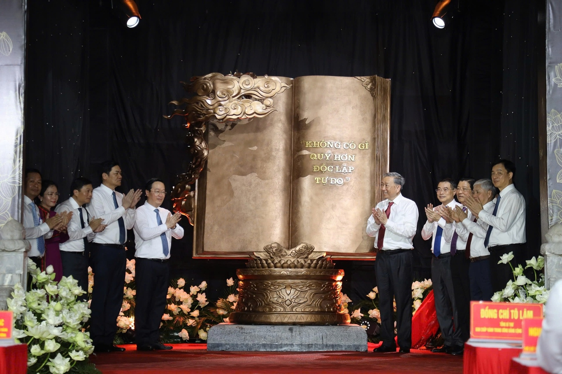 Tổng Bí thư Tô Lâm tặng tác phẩm 'Việt Nam - những trang sử vàng' cho quê Bác