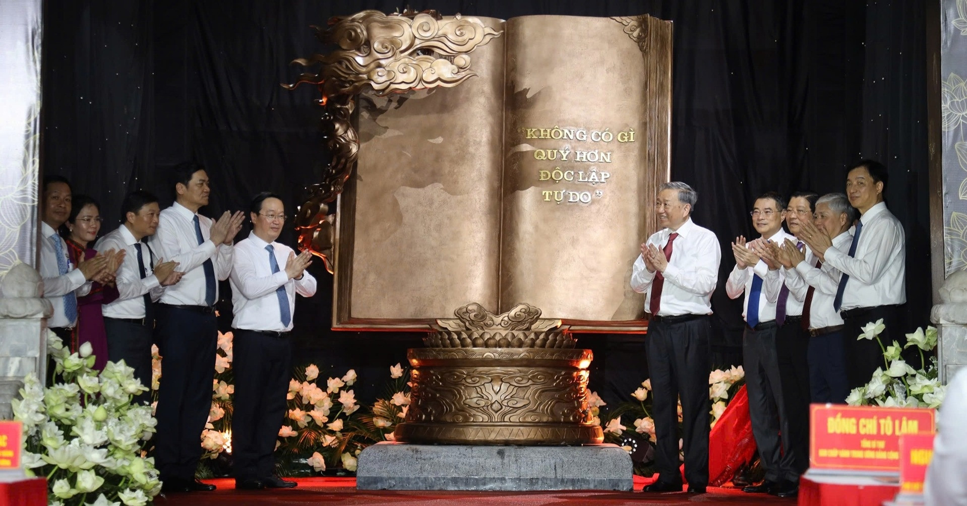 Tổng Bí thư Tô Lâm tặng tác phẩm 'Việt Nam - những trang sử vàng' cho quê Bác