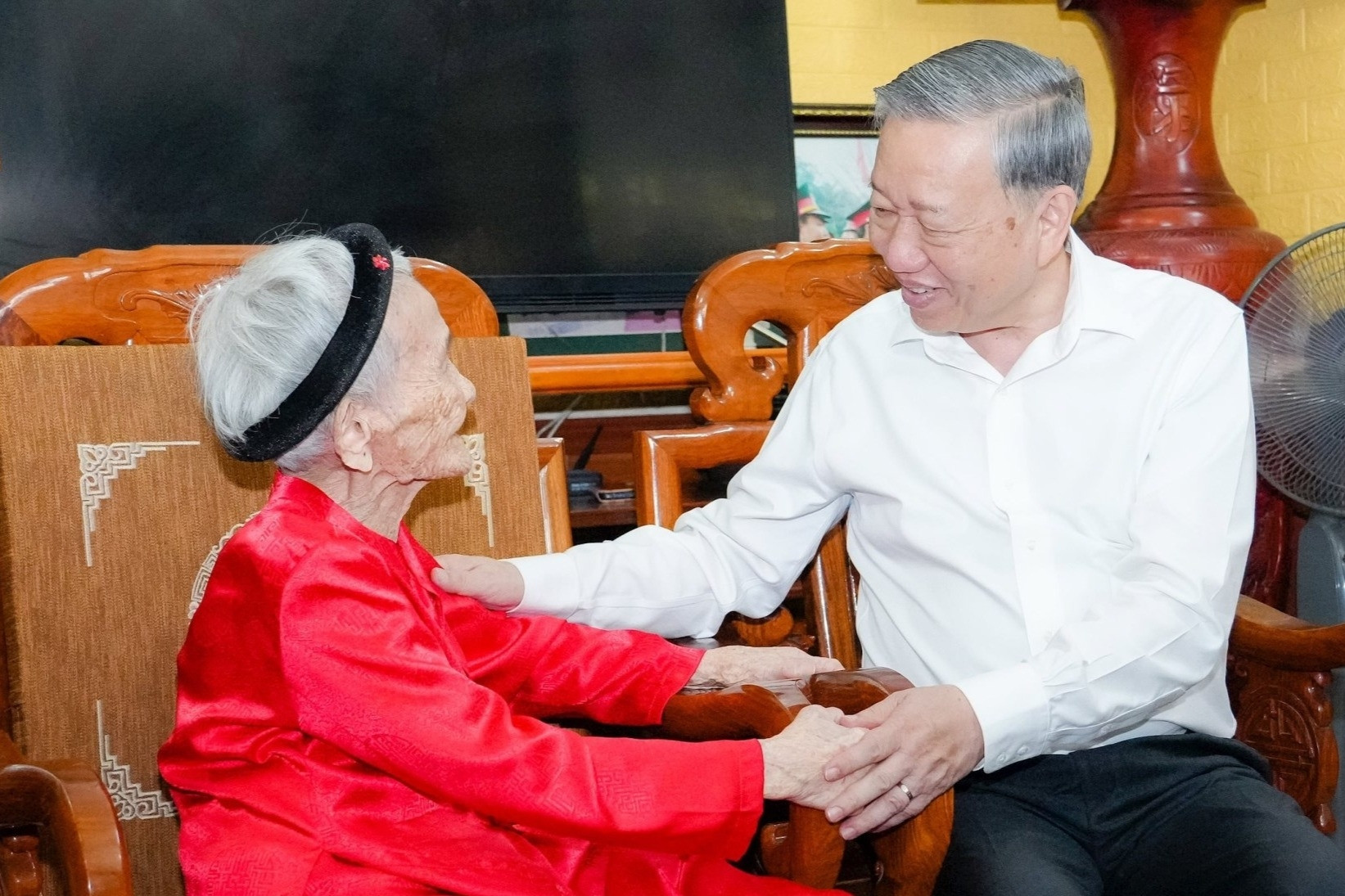 Tổng Bí thư Tô Lâm xúc động nắm tay mẹ Việt Nam anh hùng 102 tuổi ở Nghệ An