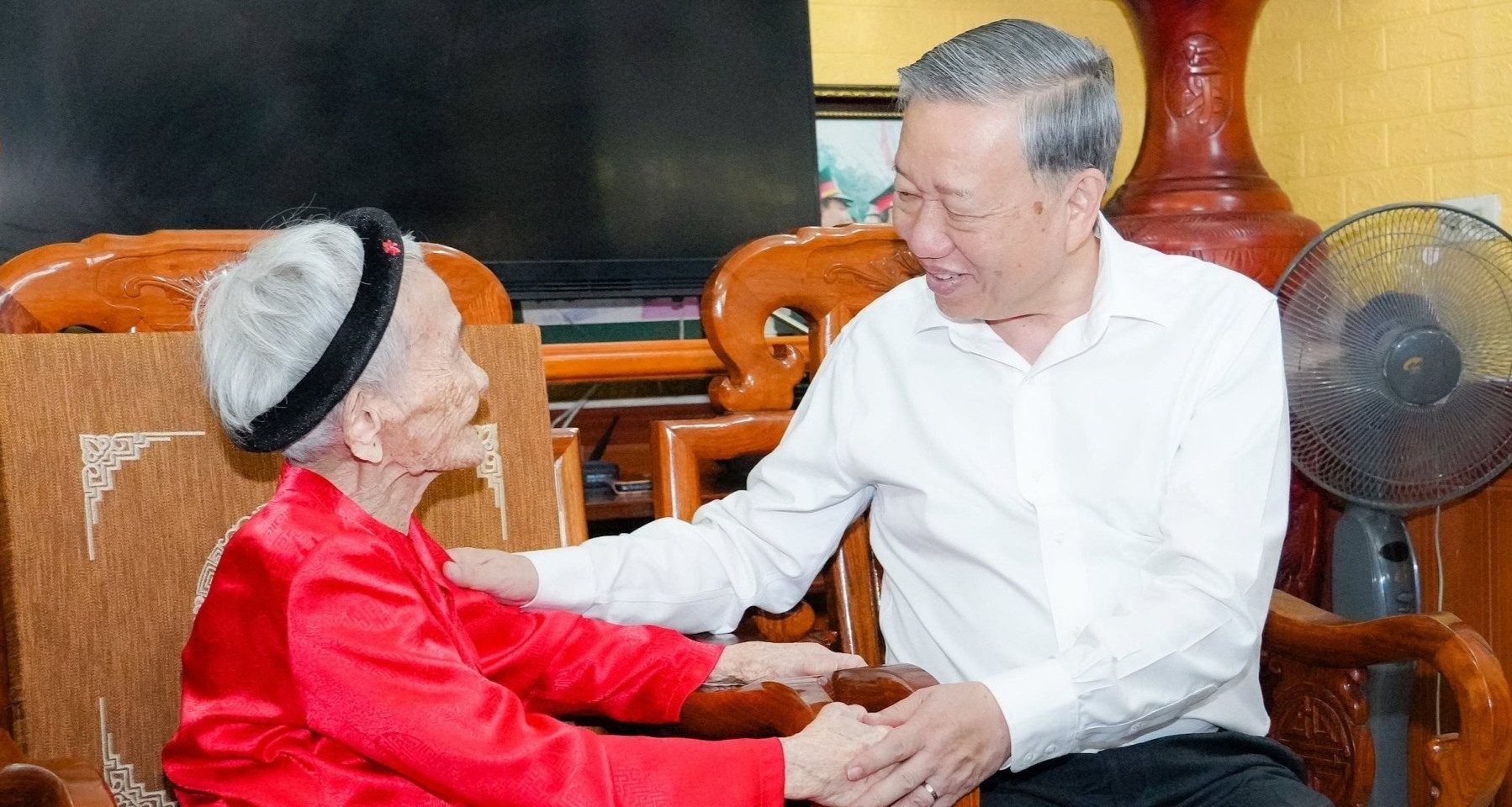Tổng Bí thư Tô Lâm xúc động nắm tay mẹ Việt Nam anh hùng 102 tuổi ở Nghệ An