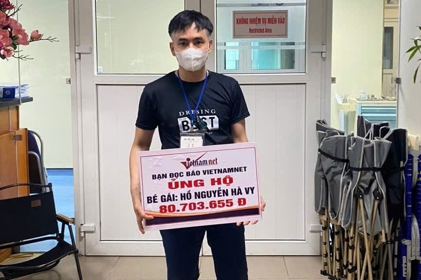 Trao hơn 80 triệu đồng tới bé Hồ Nguyễn Hà Vy bị tan máu bẩm sinh cần ghép tủy