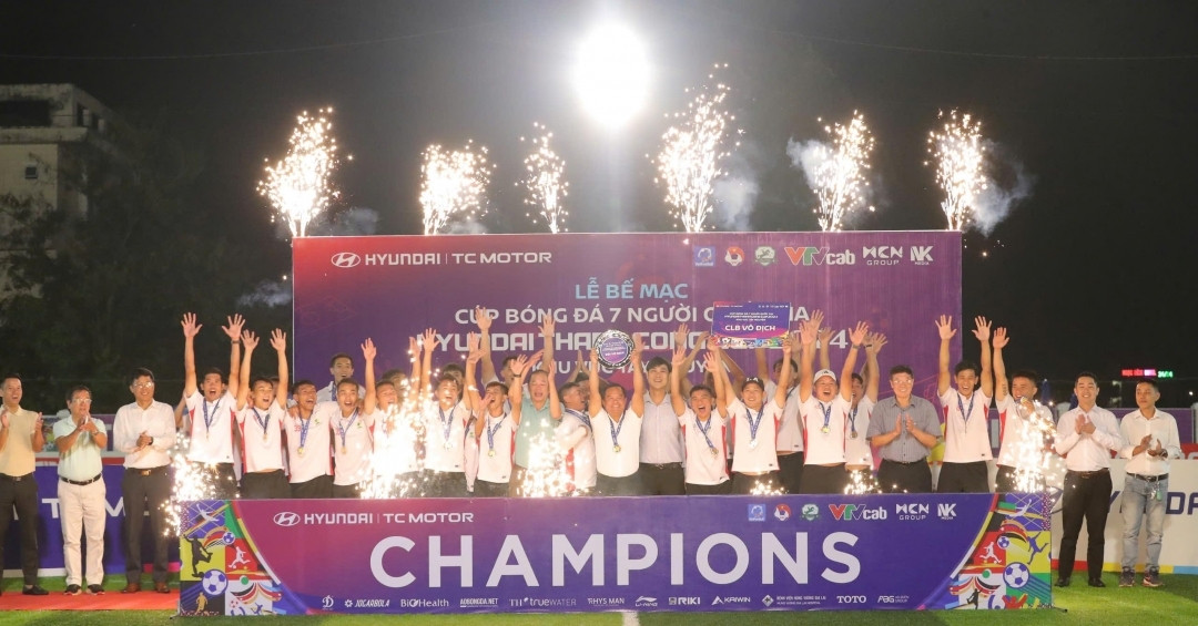 Tuyển thủ Việt Nam sắp đấu các ngôi sao bóng đá phong trào