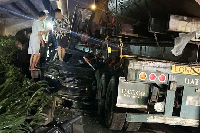 Ô tô con biến dạng sau cú va chạm với xe đầu kéo ở Hà Nội