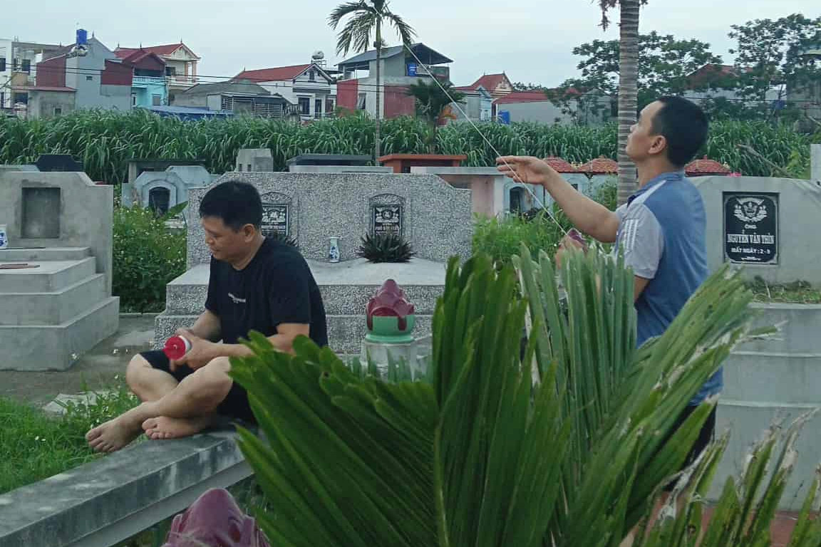 Cảnh khó tin trong nghĩa trang ở Hưng Yên buổi chiều hè gây sốt mạng
