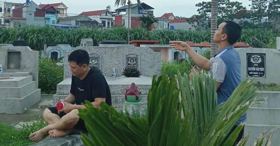 Cảnh khó tin trong nghĩa trang ở Hưng Yên buổi ...