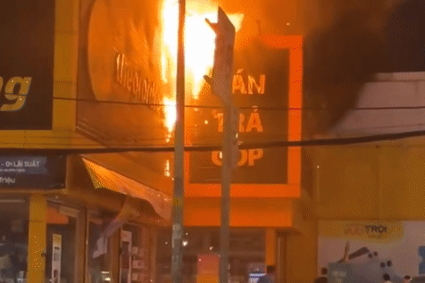 Cháy ở cửa hàng Thế giới di động, khách và nhân viên hoảng loạn tháo chạy