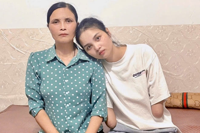 Cô gái Phú Thọ mất tứ chi trong một tháng, được mẹ chăm như trẻ sơ sinh