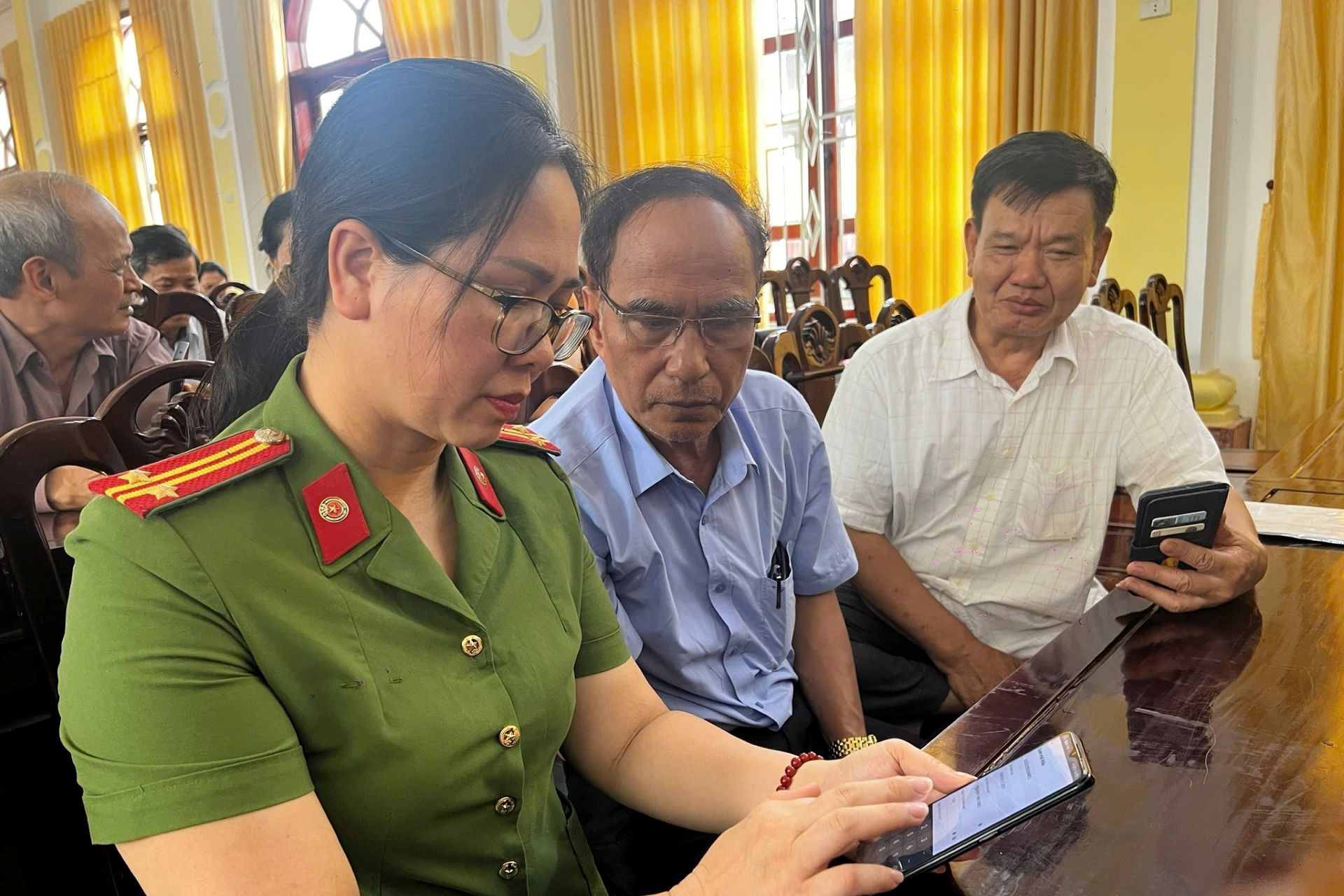 Công an Hải Dương tích cực hướng dẫn người dân góp ý sửa đổi Hiến pháp qua VNeID
