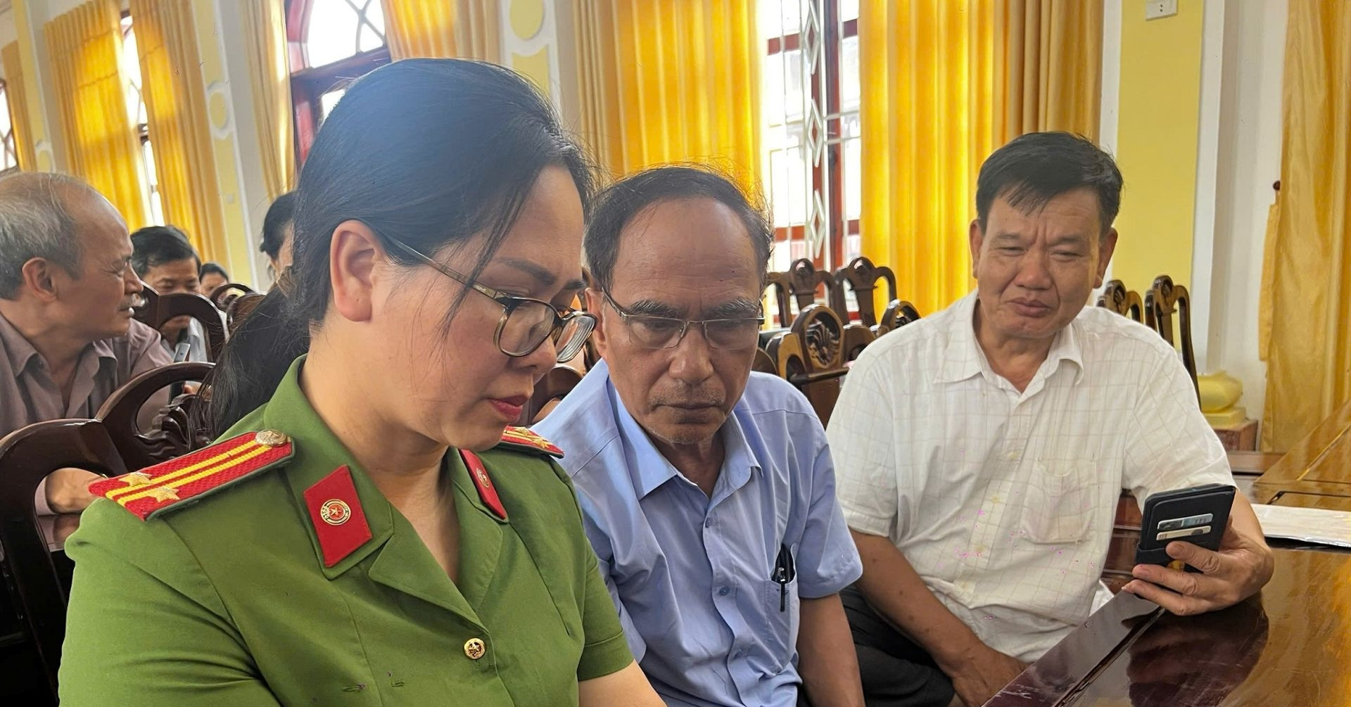 Công an Hải Dương tích cực hướng dẫn người dân góp ý sửa đổi Hiến pháp qua VNeID