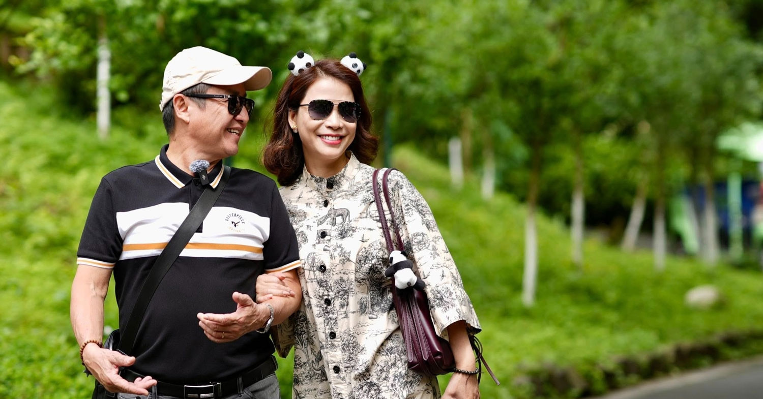 Cuộc sống tuổi xế chiều như 'đôi chim câu' của Chí Trung và bạn gái kém 18 tuổi
