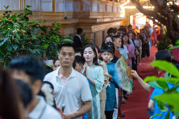 Dòng người chờ chiêm bái xá lợi Đức Phật trong đêm, bất kể trời mưa