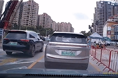 Giàn khoan khổng lồ đổ sập ngay giữa ngã tư, loạt ô tô suýt thành sắt vụn