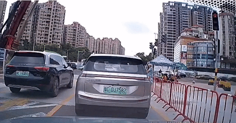 Giàn khoan khổng lồ đổ sập ngay giữa ngã tư, loạt ô tô suýt thành sắt vụn