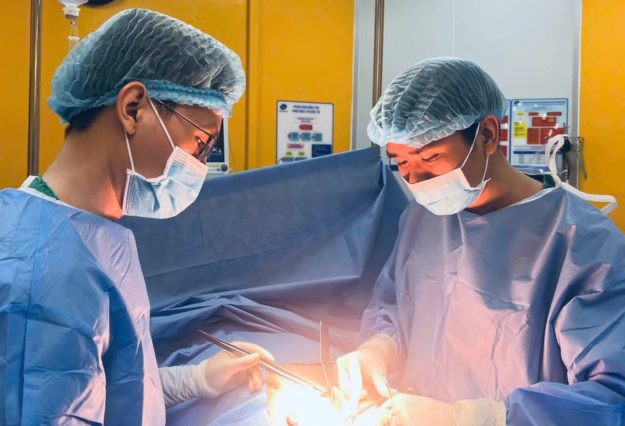 Hai sinh viên vào cấp cứu với hàng chục vết dao đâm