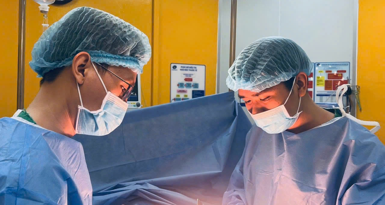 Hai sinh viên vào cấp cứu với hàng chục vết dao đâm