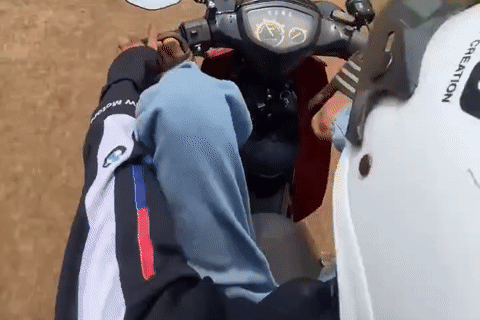 Hai thiếu niên lái xe máy bằng chân để quay clip 'khoe trên mạng cho vui'