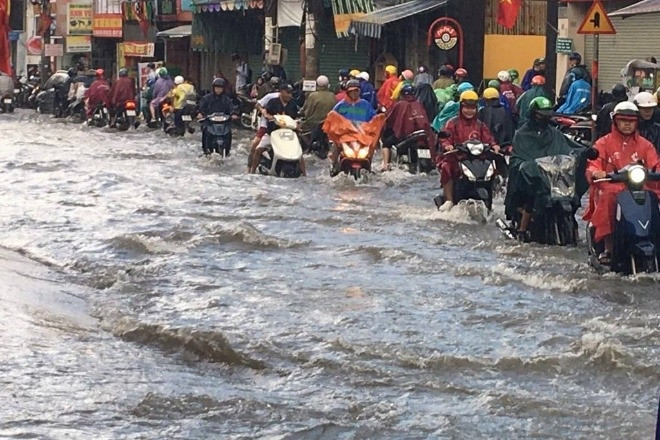 Hầm chui, đường cửa ngõ TP Thủ Đức ngập lênh láng sau mưa