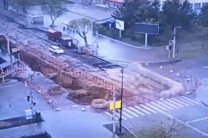 Tài xế không bằng lái Lexus 'bay' qua hố sâu công trường như phim hành động